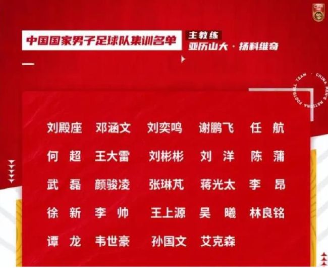里正和几个老者在村里说话，都很有威望。
